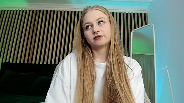 Snapshot of MiaMews chatting on 03.18.25 MiaMews online show from 03.18.25