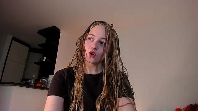 Snapshot of MiaMews chatting on 10.19.25 MiaMews online show from 10.19.25