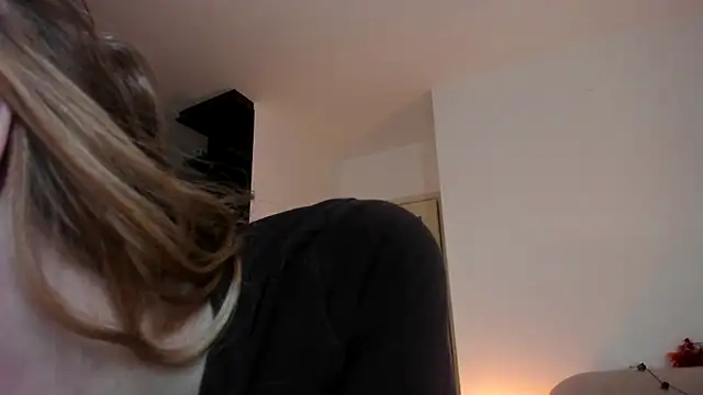 Snapshot of MiaMews chatting on 10.21.25 MiaMews online show from 10.21.25