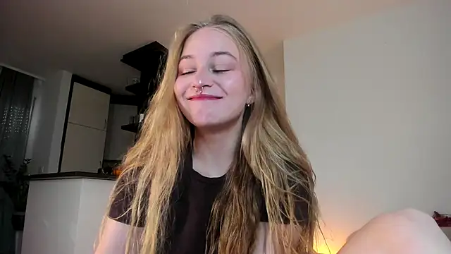 Snapshot of MiaMews chatting on 10.24.25 MiaMews online show from 10.24.25