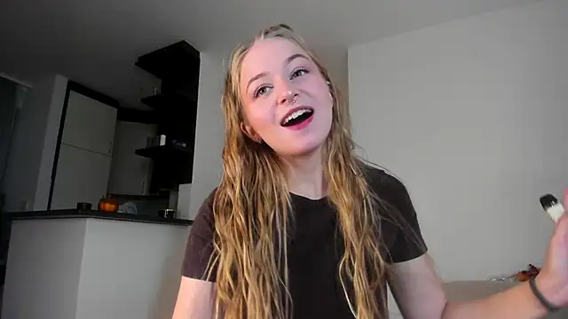 Snapshot of MiaMews chatting on 10.27.25 MiaMews online show from 10.27.25