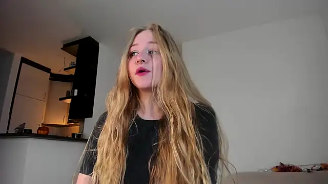 Snapshot of MiaMews chatting on 10.28.25 MiaMews online show from 10.28.25