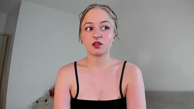 Snapshot of MiaMews chatting on 11.26.25 MiaMews online show from 11.26.25