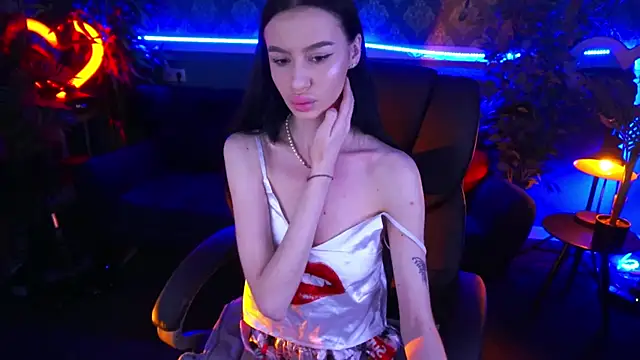 Snow WhiteeeX online show from 02.04.25