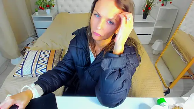 Snapshot of Elizabe_th chatting on 12.15.24 Elizabe th online show from 12.15.24