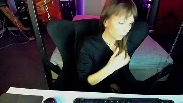 Snapshot of Elizabe_th chatting on 02.01.25 Elizabe th online show from 02.01.25