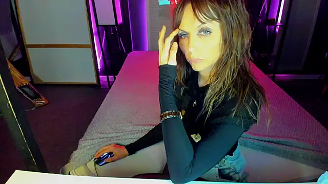 Snapshot of Elizabe_th chatting on 02.18.25 Elizabe th online show from 02.18.25