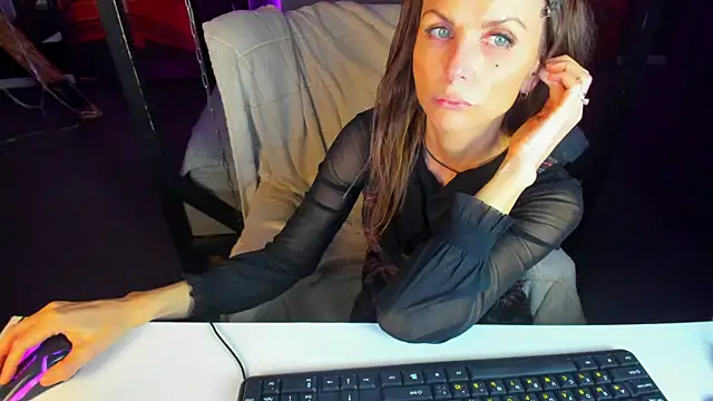 Snapshot of Elizabe_th chatting on 03.09.25 Elizabe th online show from 03.09.25