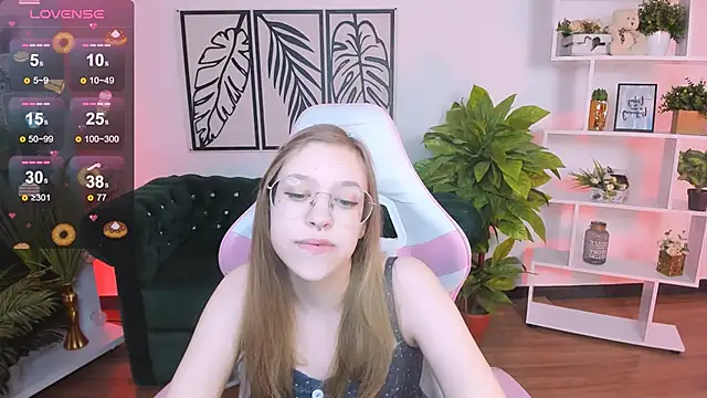 LayriantaVee online show from 02.16.25