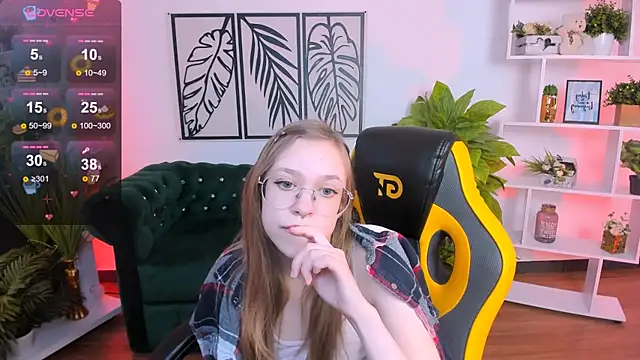 LayriantaVee online show from 02.23.25