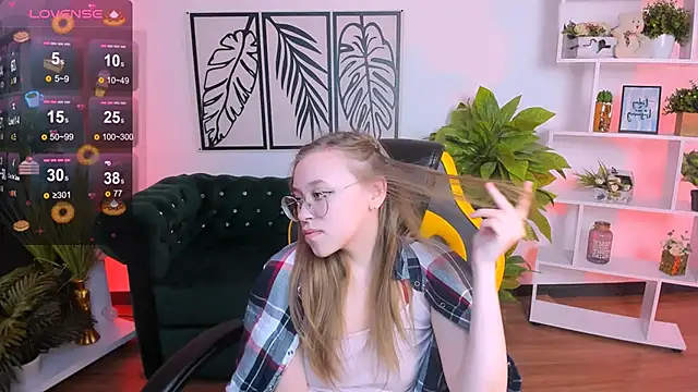 LayriantaVee online show from 02.25.25