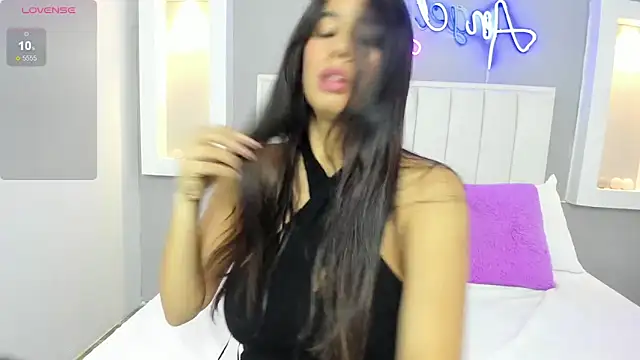 HannaPaola online show from 02.25.25