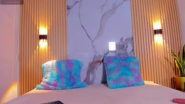 Snapshot of valentina_lux chatting on 09.17.25 valentina lux online show from 09.17.25