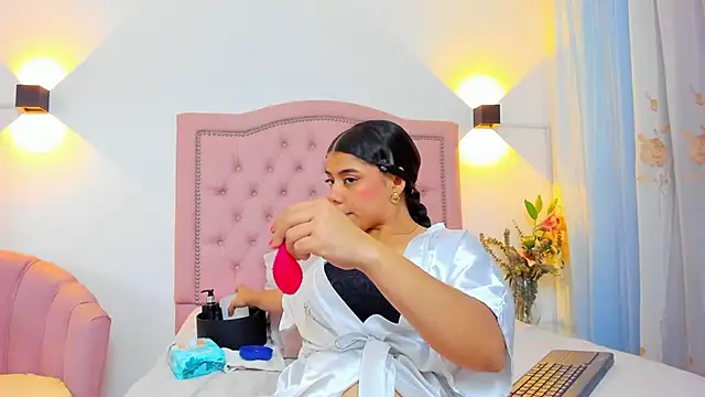 Snapshot of JulieeHabubu chatting on 09.25.25 JulieeHabubu online show from 09.25.25