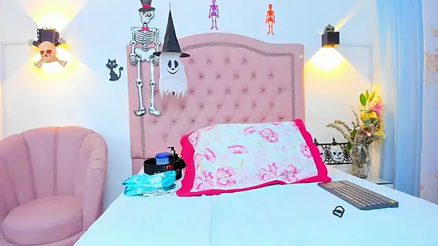 Snapshot of JulieeHabubu chatting on 10.26.25 JulieeHabubu online show from 10.26.25