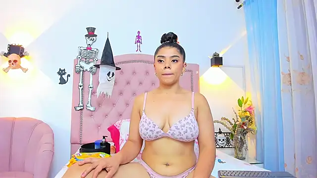 Snapshot of JulieeHabubu chatting on 10.29.25 JulieeHabubu online show from 10.29.25