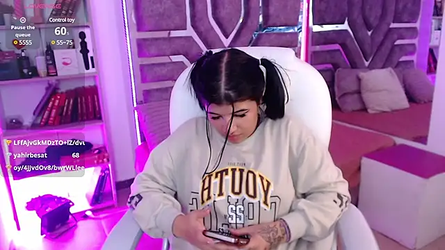 Snapshot of AliceWalker_11 chatting on 01.29.25 AliceWalker 11 online show from 01.29.25