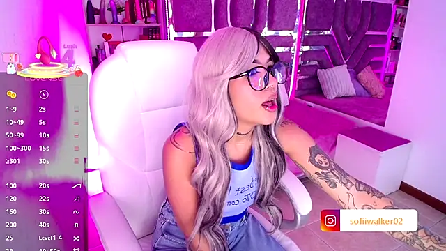 Snapshot of AliceWalker_11 chatting on 10.09.25 AliceWalker 11 online show from 10.09.25