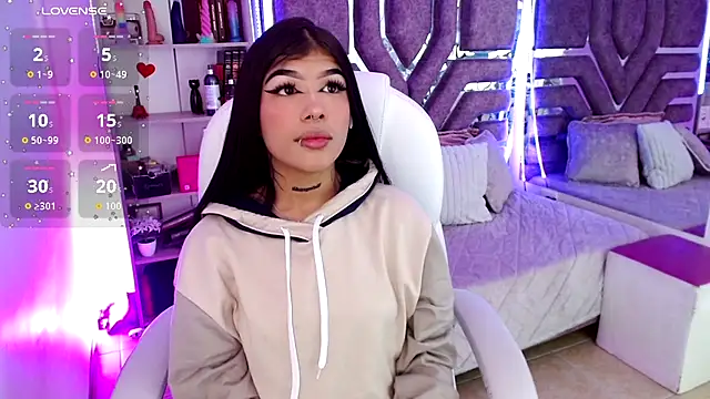 Snapshot of AliceWalker_11 chatting on 11.18.25 AliceWalker 11 online show from 11.18.25