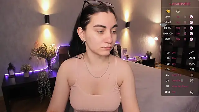 hannacheekss  online show from 12.12.24