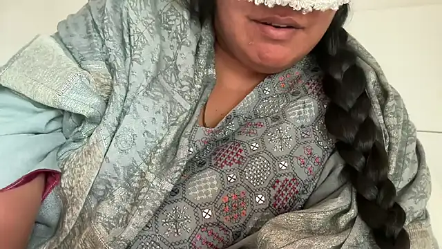 Snapshot of MashaCL chatting on 10.08.25 MashaCL online show from 10.08.25