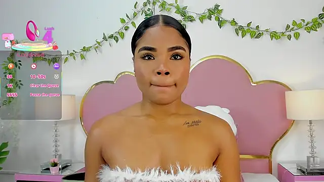 Snapshot of NahiaraReina chatting on 09.11.25 NahiaraReina online show from 09.11.25