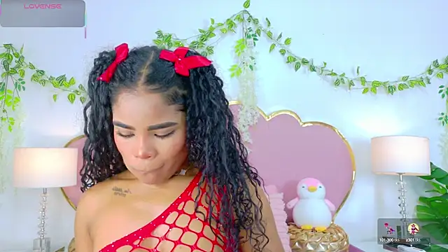 Snapshot of NahiaraReina chatting on 10.16.25 NahiaraReina online show from 10.16.25