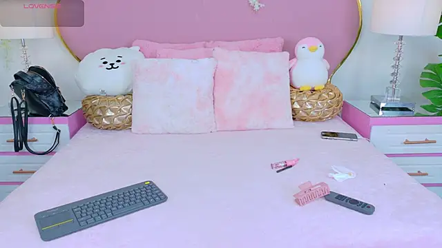 Snapshot of NahiaraReina chatting on 10.21.25 NahiaraReina online show from 10.21.25