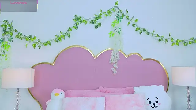 Snapshot of NahiaraReina chatting on 10.22.25 NahiaraReina online show from 10.22.25