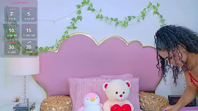 Snapshot of NahiaraReina chatting on 11.28.25 NahiaraReina online show from 11.28.25