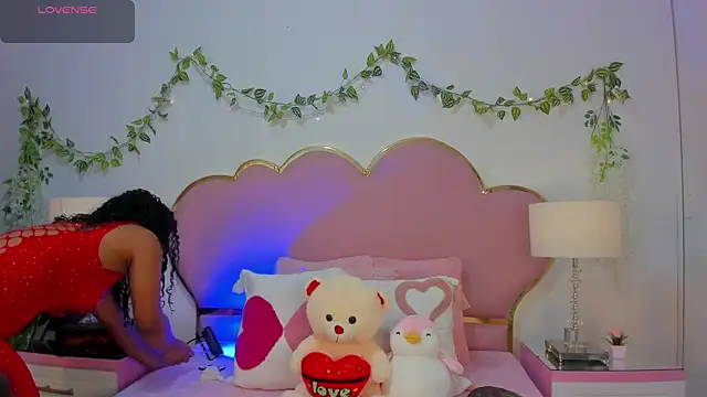 Snapshot of NahiaraReina chatting on 12.22.25 NahiaraReina online show from 12.22.25