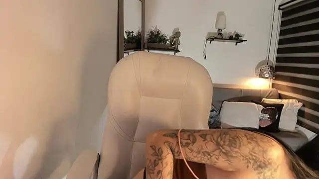 Snapshot of yenny_garcia chatting on 02.16.26 yenny garcia online show from 02.16.26