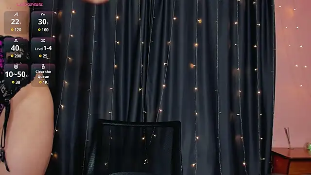 Snapshot of cross_the_line chatting on 03.08.25 cross the line online show from 03.08.25