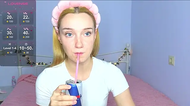 Snapshot of Wild_Sophie_ chatting on 09.25.25 Wild Sophie online show from 09.25.25