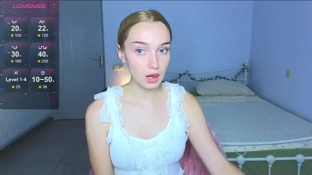 Snapshot of Wild_Sophie_ chatting on 10.05.25 Wild Sophie online show from 10.05.25