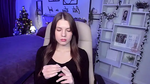 Snapshot of BellaSweetHeart chatting on 12.23.24 BellaSweetHeart online show from 12.23.24