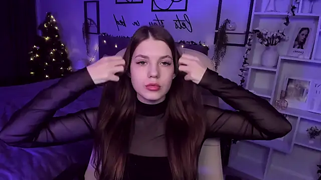 Snapshot of BellaSweetHeart chatting on 12.27.24 BellaSweetHeart online show from 12.27.24