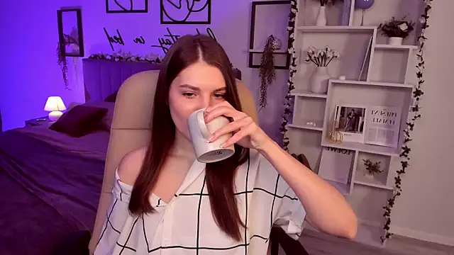 Snapshot of BellaSweetHeart chatting on 02.24.25 BellaSweetHeart online show from 02.24.25