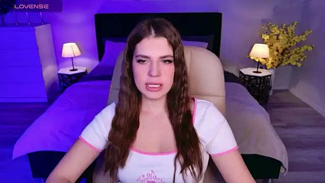 Snapshot of BellaSweetHeart chatting on 10.13.25 BellaSweetHeart online show from 10.13.25