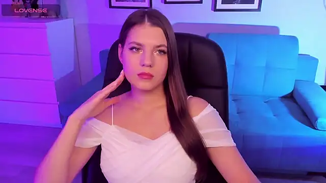 Snapshot of BellaSweetHeart chatting on 10.21.25 BellaSweetHeart online show from 10.21.25