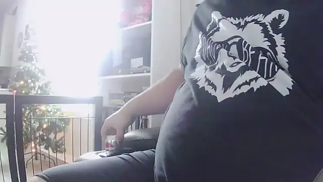 Snapshot of Strong_Bear89 chatting on 12.17.25 Strong Bear89 online show from 12.17.25