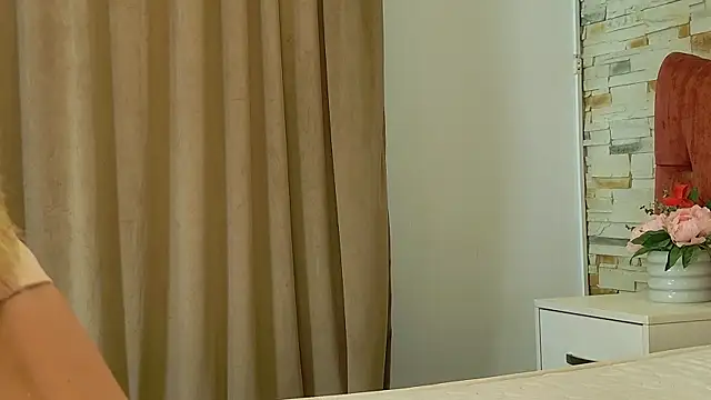 Snapshot of LaurynCopper chatting on 09.22.25 LaurynCopper online show from 09.22.25