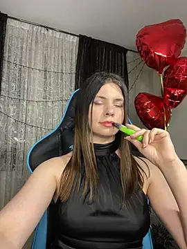 Snapshot of CurlyLara chatting on 02.28.25 CurlyLara online show from 02.28.25