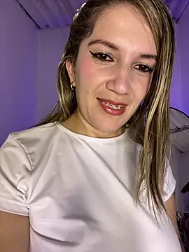 Snapshot of gwen_ashly chatting on 07.18.26 gwen ashly online show from 07.18.26