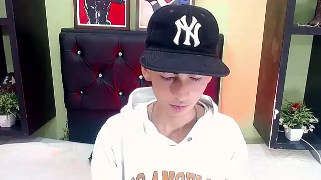 Snapshot of ttimy_x_boy chatting on 02.26.25 ttimy x boy online show from 02.26.25