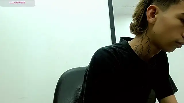 Snapshot of ttimy_x_boy chatting on 09.15.25 ttimy x boy online show from 09.15.25