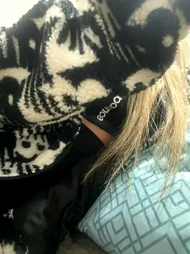 fofinhaa12 online show from 12.19.25