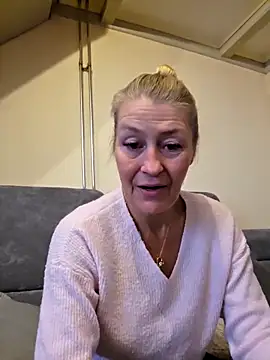 Snapshot of lisalustjouw chatting on 11.20.25 lisalustjouw online show from 11.20.25