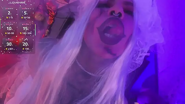 Snapshot of delilah_fix chatting on 10.31.25 delilah fix online show from 10.31.25