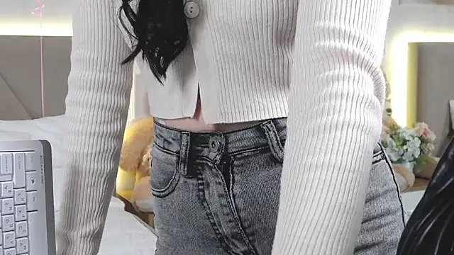 LeilaLow online show from 02.15.25